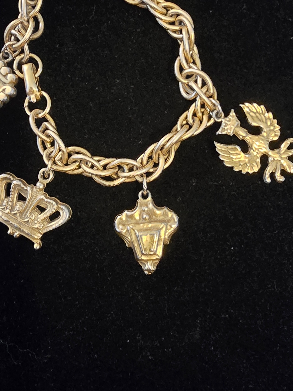 Vintage Coro heraldic charm 1950 To 1960 - Picture 2 of 5
